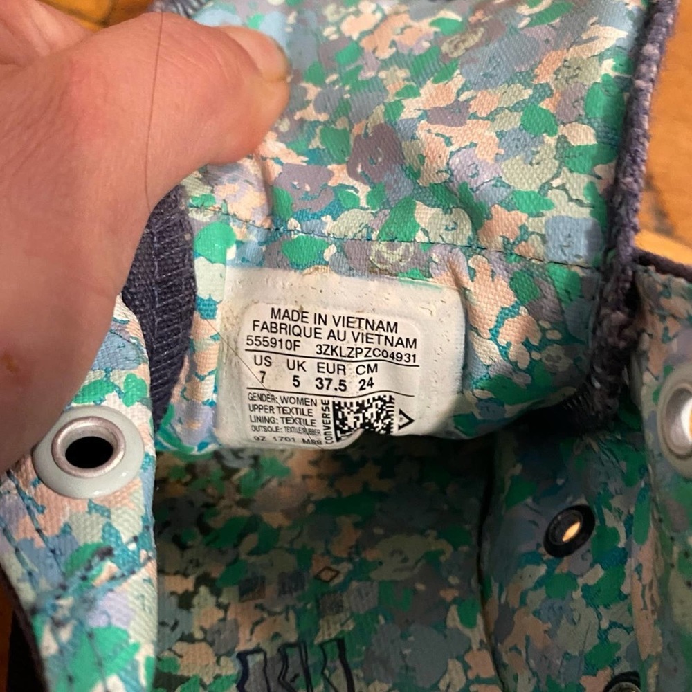 Women’s converse shoes NWOT - Picture 3 of 6